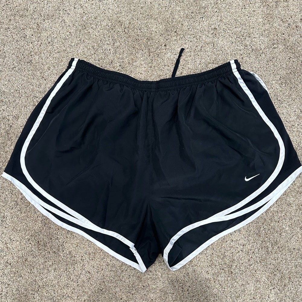 Black Nike dri fit, size 1x. Excellent condition, worn 2 times!